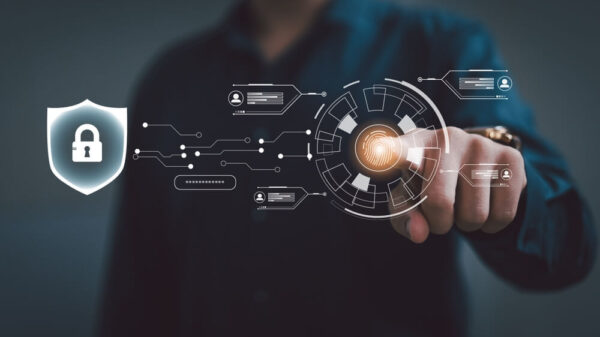 Persona interactuando con una interfaz digital de seguridad que muestra un escudo, un flujo de autenticación y una huella dactilar, ilustrando cómo el Software NDR protege redes empresariales.