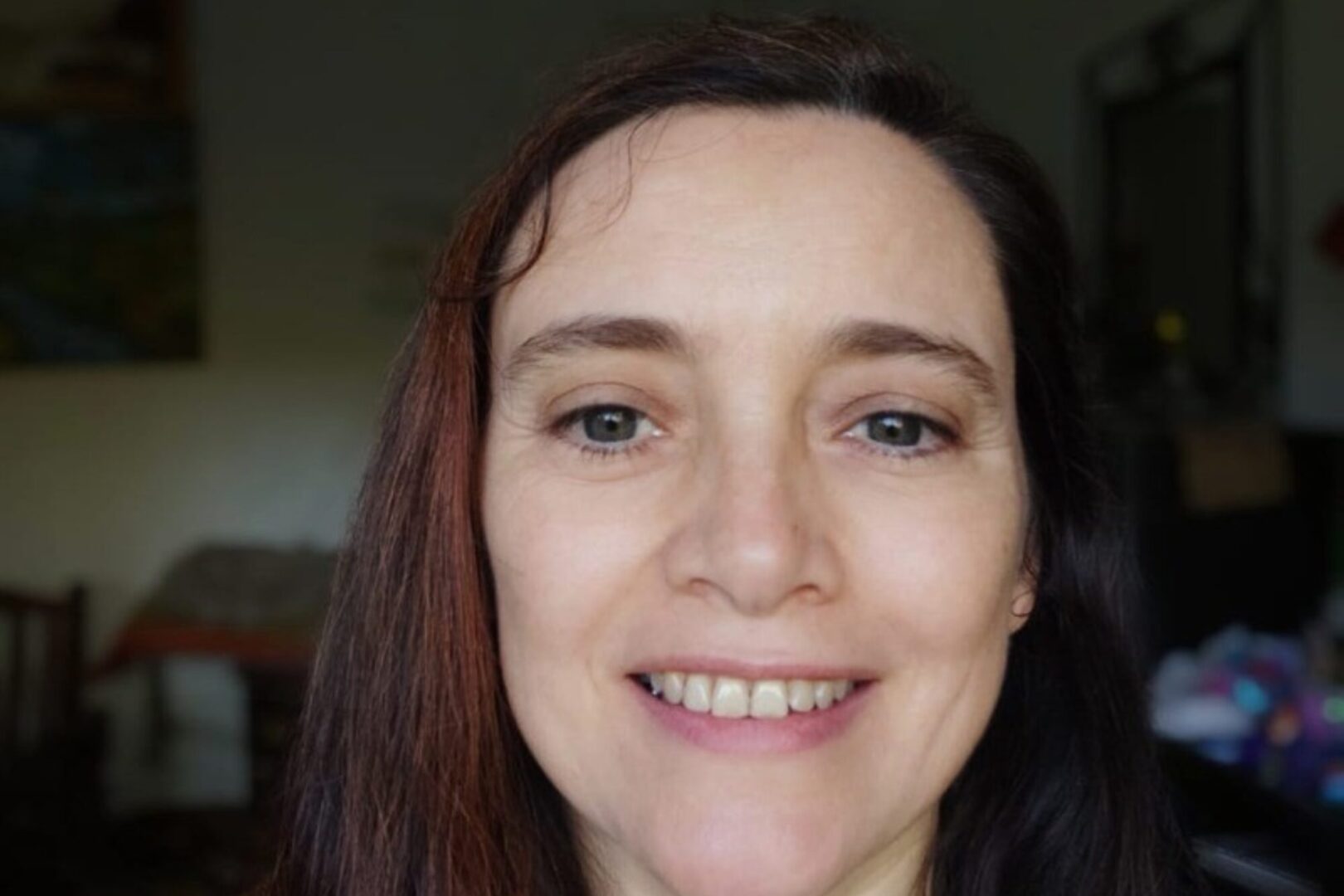 Retrato de Fernanda Montero, CEO de RTK Argentina, con expresión amable en primer plano; referente en drones en topografia y relevamiento preciso.