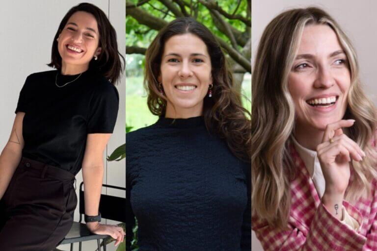 Tres mujeres profesionales sonrientes que representan el liderazgo humano y reflexivo del enfoque IA sin manual en entornos de trabajo contemporáneos.