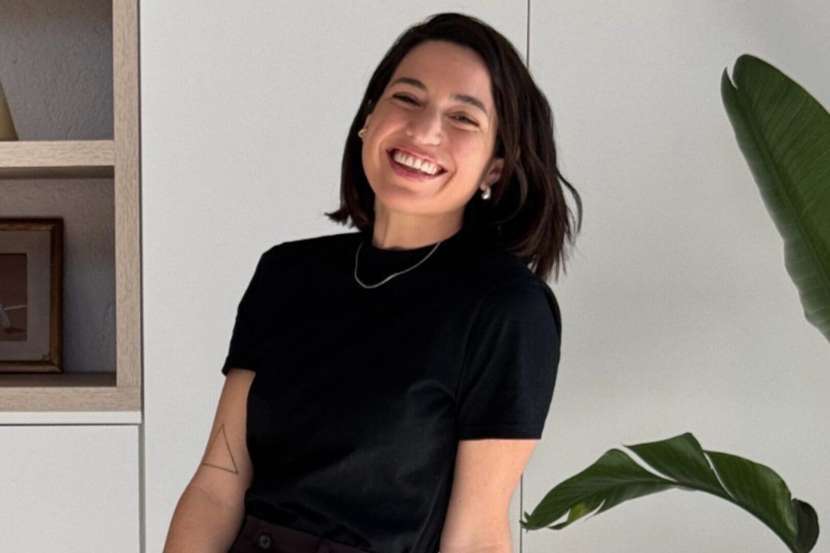 Candela Rivetti, cofundadora de HeyOmia y Kodo HR, sonríe en un entorno profesional y representa el liderazgo humano del enfoque IA sin manual.