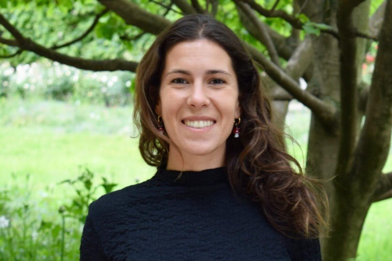 María Laura Amaya, mentora de liderazgo emergente y ex Head of Product & Business en Citi Argentina, posa al aire libre y representa liderazgo con criterio en IA sin manual.