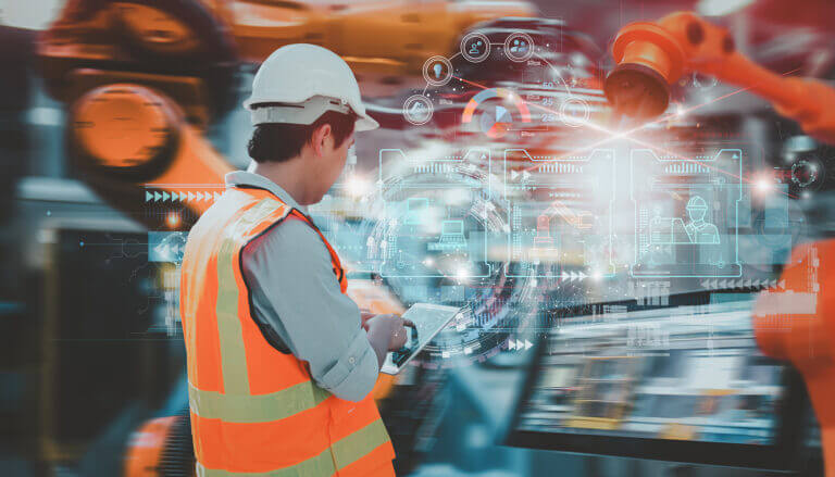 Trabajador industrial usando una tablet en una planta energética con tecnología digital de fondo.