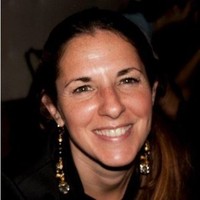 Carolina Butler, cofundadora de Ztech, sonríe mientras comparte su experiencia en ciberseguridad educativa, enfocándose en la protección de plataformas educativas.