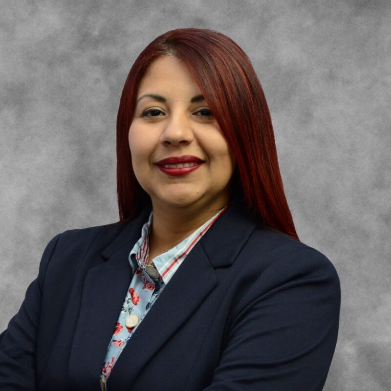 La Dra. Ruth Mujica, líder en innovación educativa y transformación digital, posa para una foto profesional, destacando su influencia en la ciberseguridad y la evolución digital en educación.