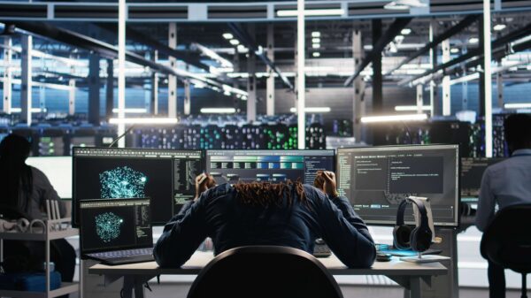 Ransomware, credenciales débiles y sistemas heredados convierten a las fábricas en objetivos de alto impacto económico, capaces de paralizar líneas completas en pocas horas.