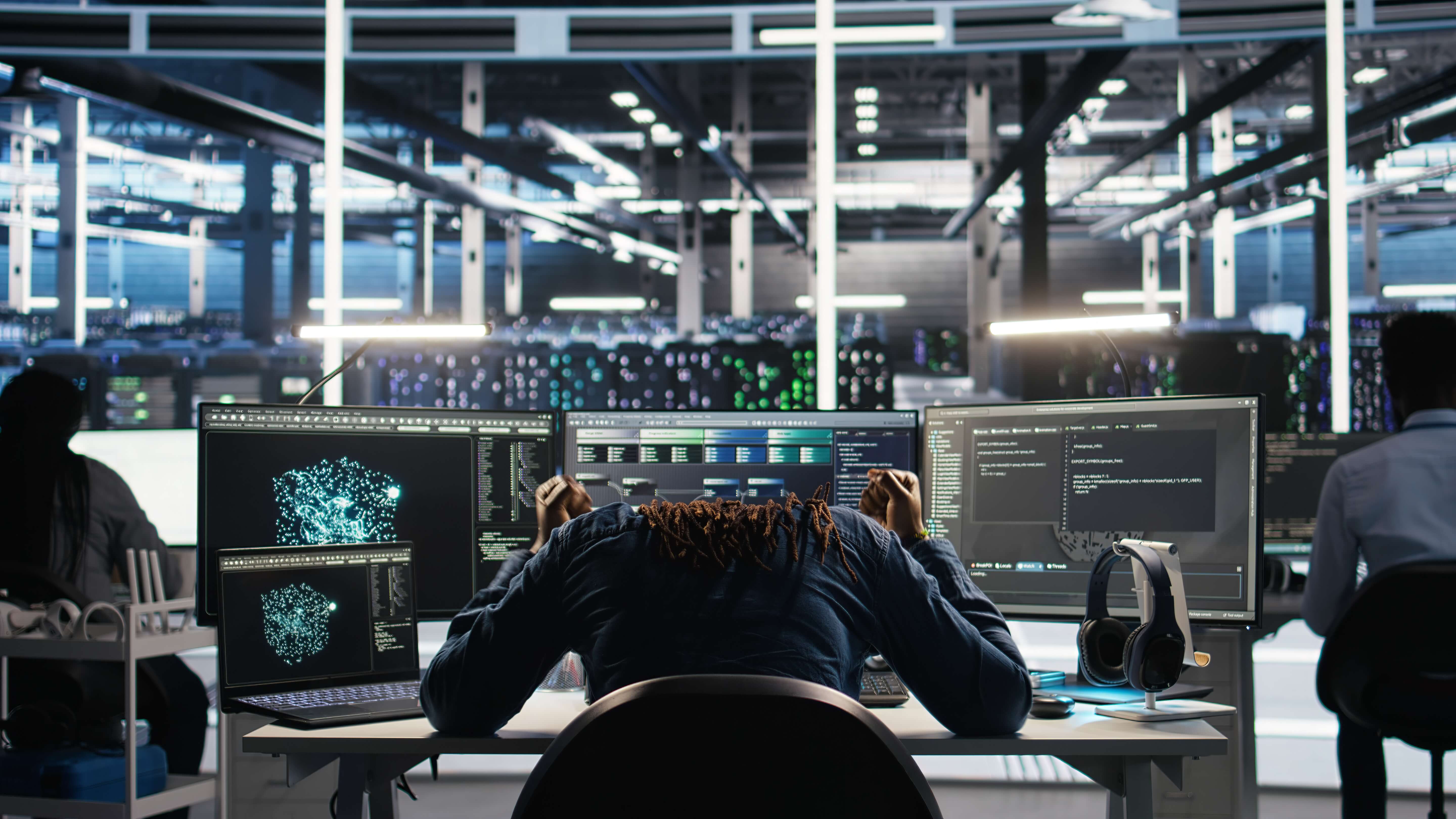 Ransomware, credenciales débiles y sistemas heredados convierten a las fábricas en objetivos de alto impacto económico, capaces de paralizar líneas completas en pocas horas.