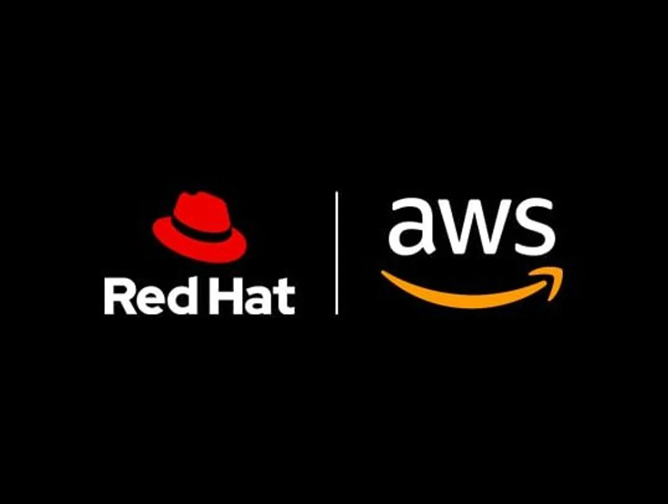 Red Hat y Amazon amplían su colaboración en AWS para facilitar la ejecución de inferencia de IA generativa en entornos productivos, combinando software empresarial de código abierto con chips propios como Trainium e Inferentia.