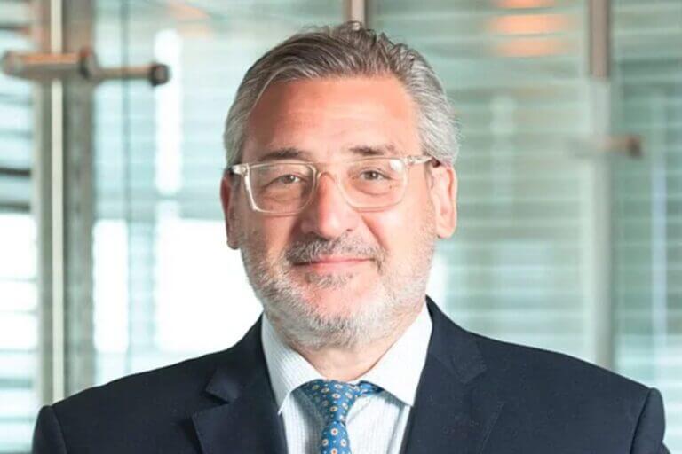 Retrato de Alejandro Wyss, Vicepresidente de Tecnología de YPF y CIO del Año 2025, con traje oscuro y corbata azul en oficina corporativa.