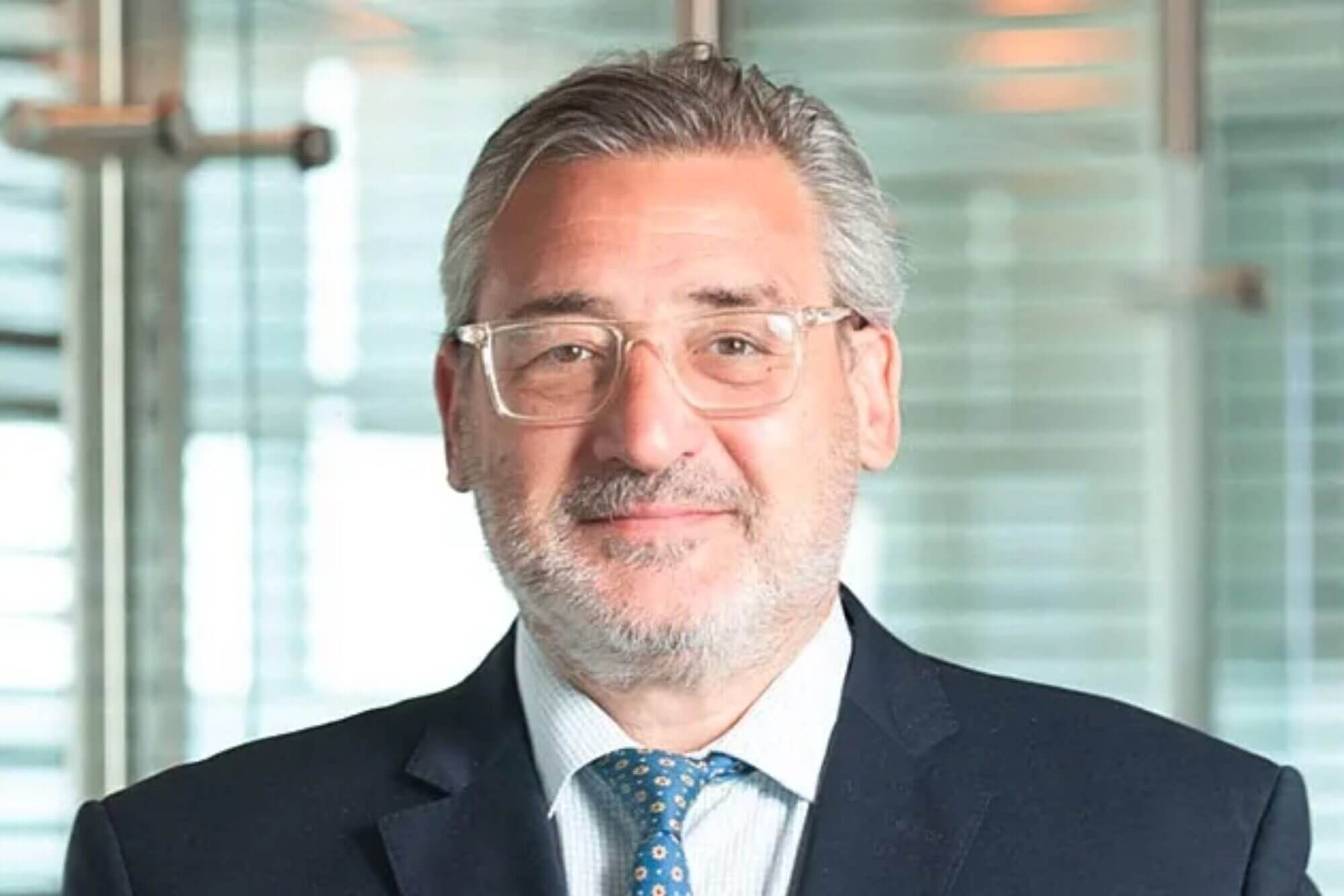 Retrato de Alejandro Wyss, Vicepresidente de Tecnología de YPF y CIO del Año 2025, con traje oscuro y corbata azul en oficina corporativa.