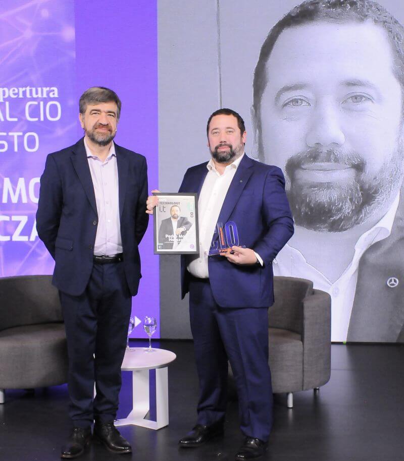Pedro Moreno Horszczaruk recibiendo el reconocimiento.