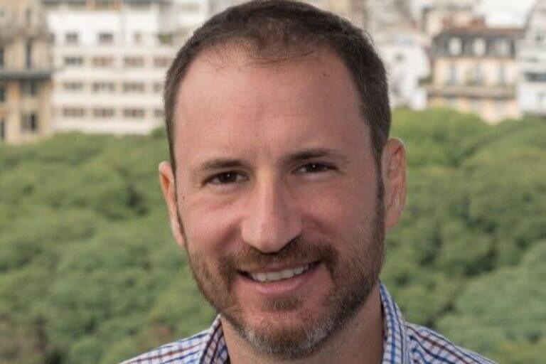 Retrato de Juan Ignacio Beade Harbin, CIO de Laboratorio Gador y líder de la transformación digital data-driven en la industria farmacéutica argentina.