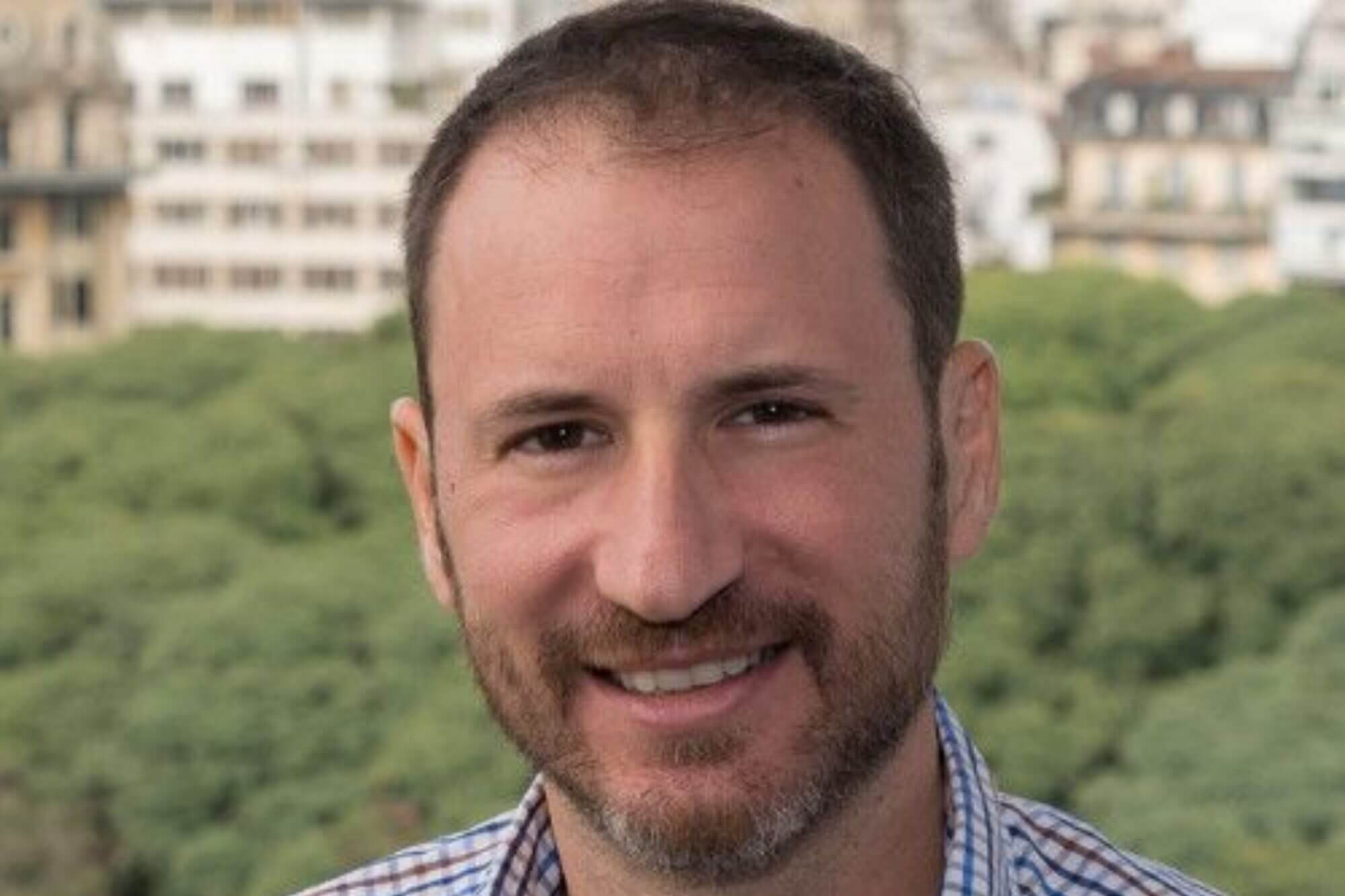 Retrato de Juan Ignacio Beade Harbin, CIO de Laboratorio Gador y líder de la transformación digital data-driven en la industria farmacéutica argentina.