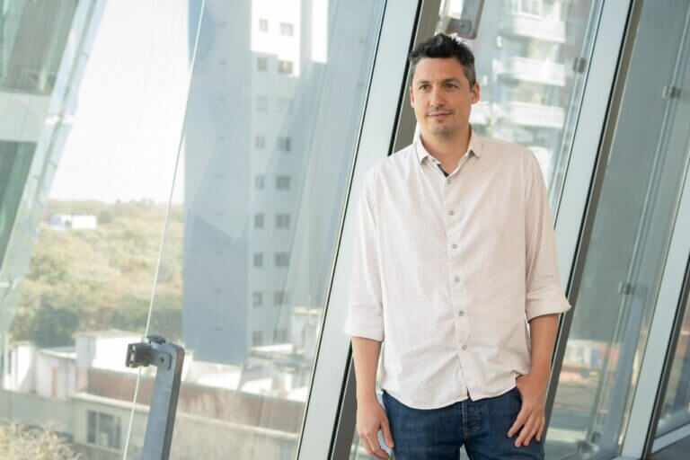 Martín Kasañetz, CIO de Galicia Seguros, en un edificio corporativo con ventanales y vista urbana