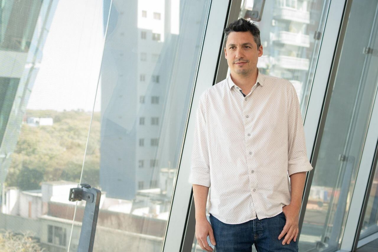 Martín Kasañetz, CIO de Galicia Seguros, en un edificio corporativo con ventanales y vista urbana