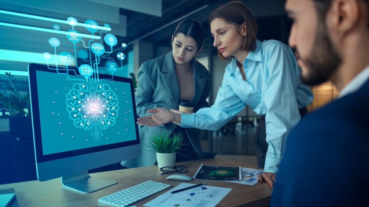 Trabajadores utilizando la IA en un ambiente laboral.