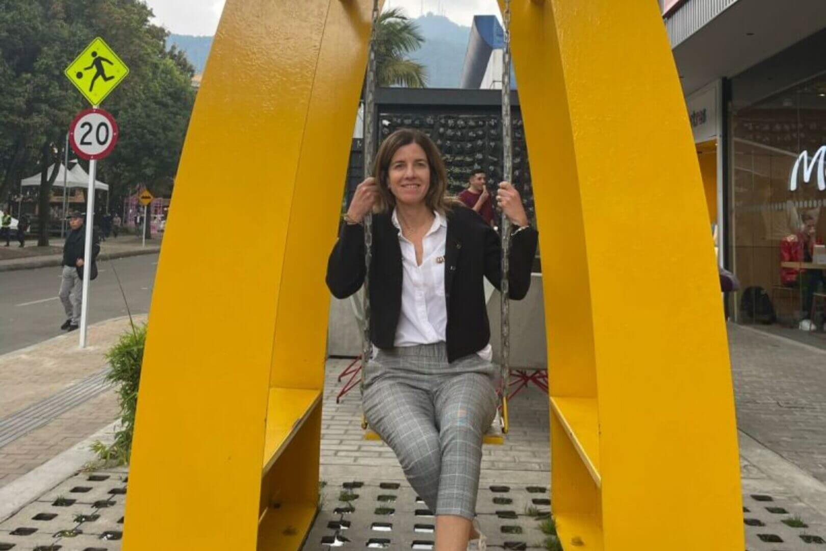 Magdalena González Victorica en un espacio urbano de McDonald’s, vinculada a la transformación digital de Arcos Dorados