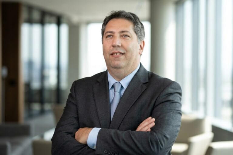 Fabián Tomé en oficina corporativa, gerente de Arquitectura y Gobierno de TI de Banco Patagonia, supervisando la estrategia tecnológica del banco.