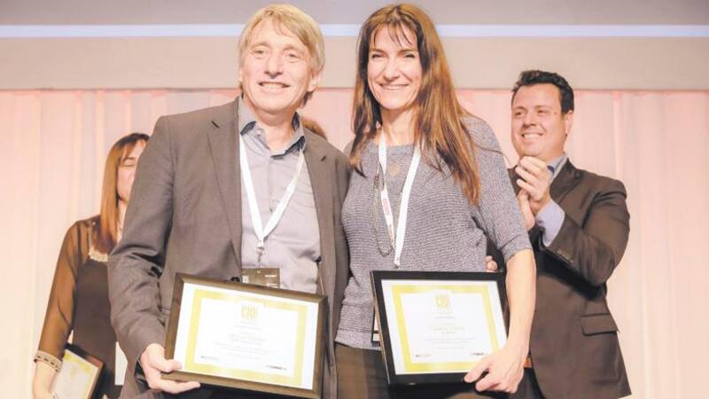 Imagen de Claudia Tejedor junto a Miguel Ángel Bilello, CIO del Banco Santander Río.