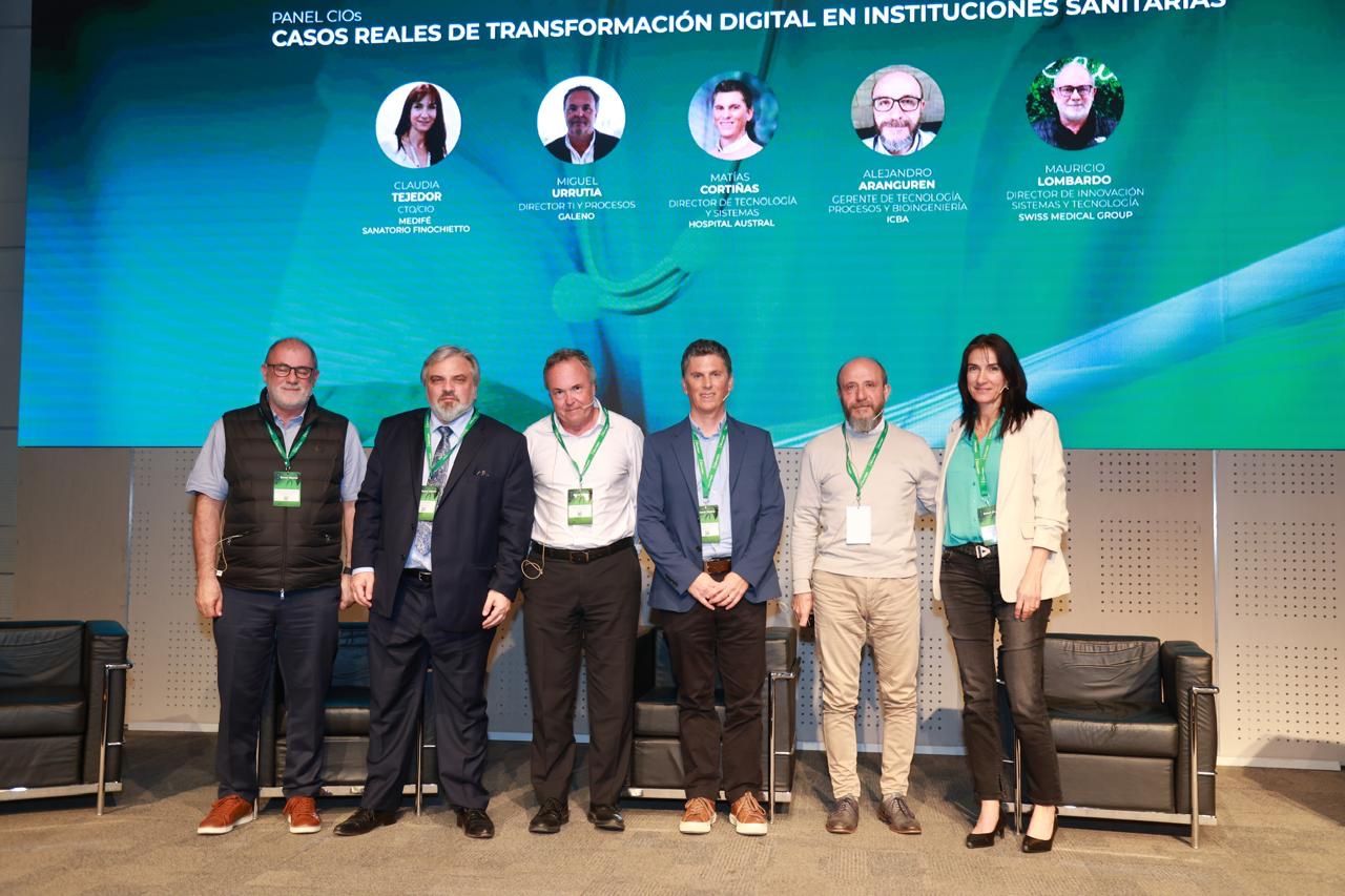 Imagen de Claudia Tejedor junto al resto del panel en el Forum Salud Digital Argentina 2025.