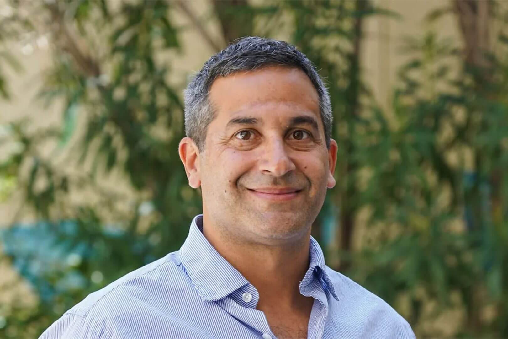 Retrato de Diego Martínez, CTIO de Movistar Argentina, en entorno corporativo