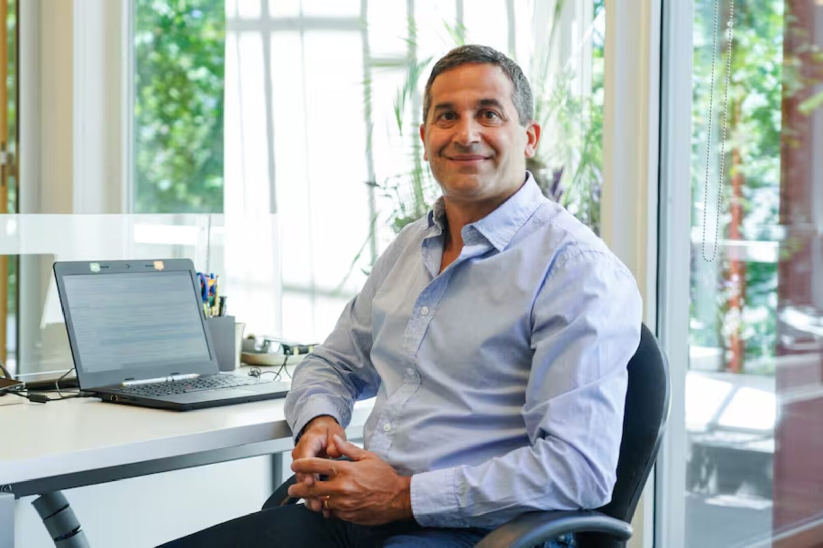 Diego Martínez en su oficina en Movistar Argentina, líder en tecnología y conectividad