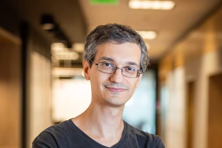 Juan Martín Sotuyo, CTO de PedidosYa, en una oficina corporativa tras liderar la transformación tecnológica y el Global Tech Hub en Latinoamérica.