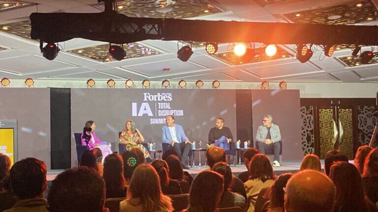 Panel sobre IA en empresas en Forbes IA Disruption, con cinco expositores sobre el escenario frente al público en el Four Seasons de Buenos Aires.