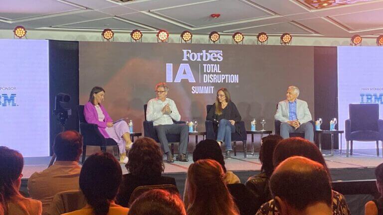 Panel de Forbes IA Disruption con cuatro referentes en el escenario ante el público, en una charla sobre CEOs e IA en Buenos Aires.
