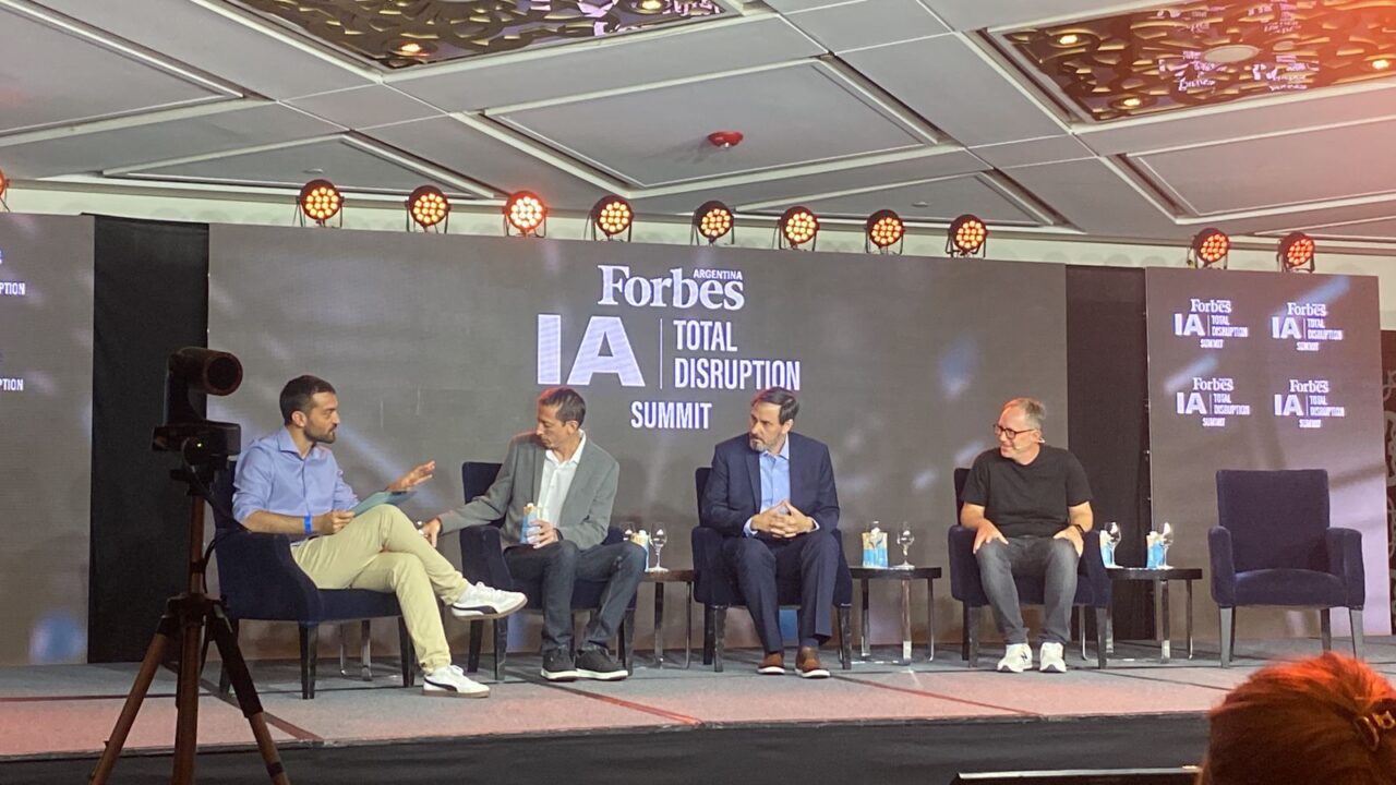 Panel sobre automatización inteligente en Forbes IA Total Disruption, con representantes de IBM, EY Argentina y Botmaker en el Four Seasons de Buenos Aires.