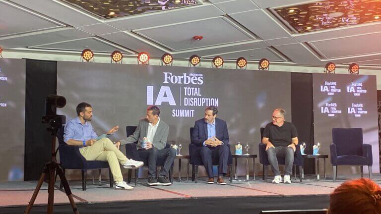 Panel sobre automatización inteligente en Forbes IA Total Disruption, con representantes de IBM, EY Argentina y Botmaker en el Four Seasons de Buenos Aires.