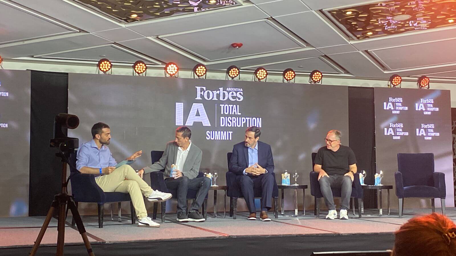 Panel sobre automatización inteligente en Forbes IA Total Disruption, con representantes de IBM, EY Argentina y Botmaker en el Four Seasons de Buenos Aires.
