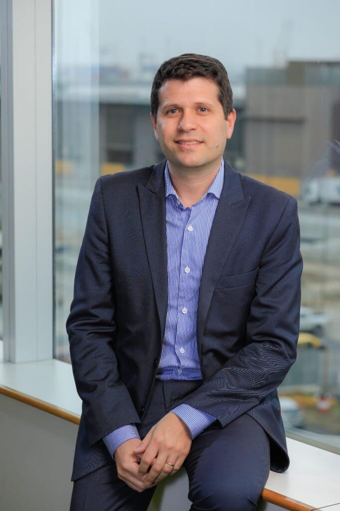 Microsoft tiene relevancia concreta por tres razones. La primera es comercial: mantiene subsidiaria local y renovó su liderazgo argentino en 2025 con la designación de Sebastián Aveille