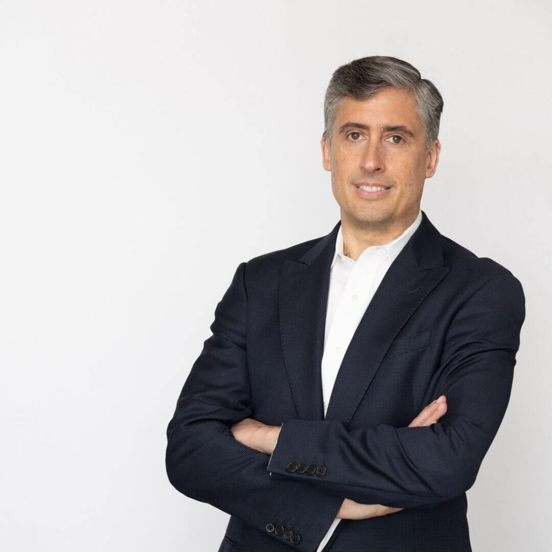 En el plano regional, el News Center de Microsoft Latinoamérica menciona a Alberto “Tito” Arciniega como presidente de Microsoft Latinoamérica