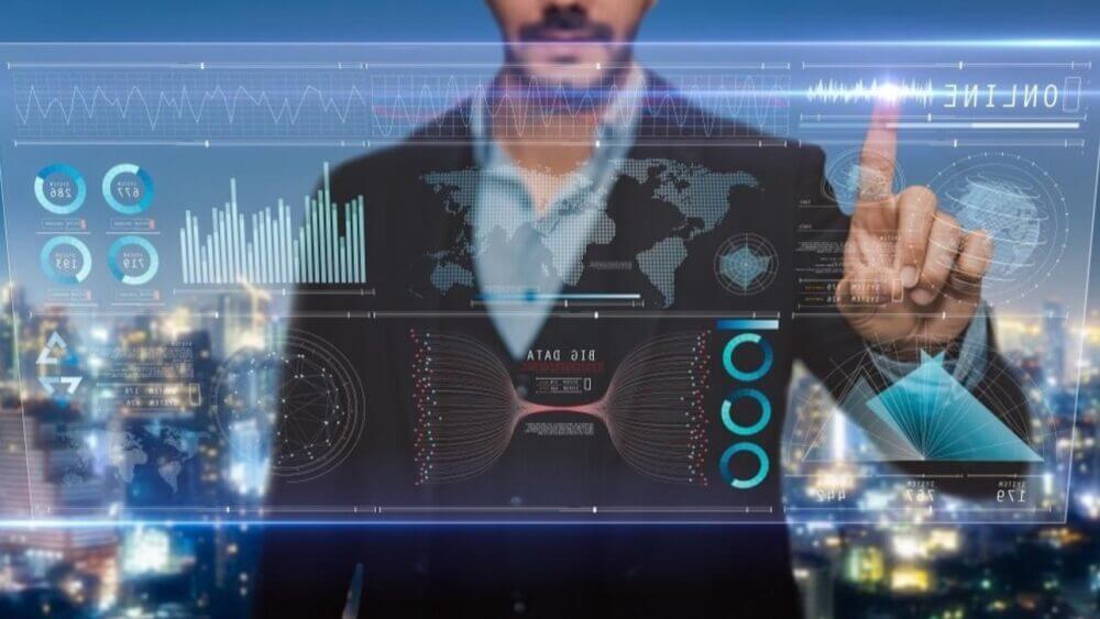 Profesional interactúa con una interfaz digital de analytics, representando cómo la analítica de red 5G permite convertir datos técnicos en decisiones automatizadas.