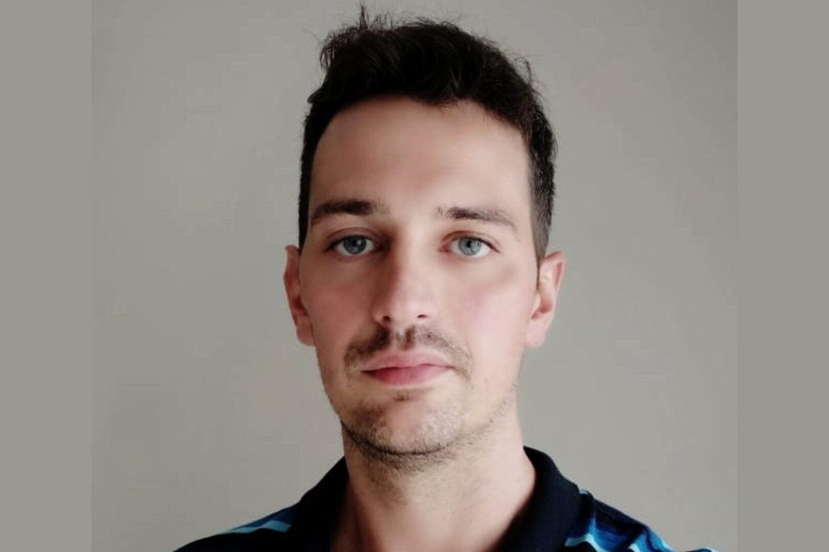 Retrato de Alejandro Arregui, director ejecutivo y de ingeniería de WitPoint, en una nota sobre mantenimiento predictivo en industria pesada.