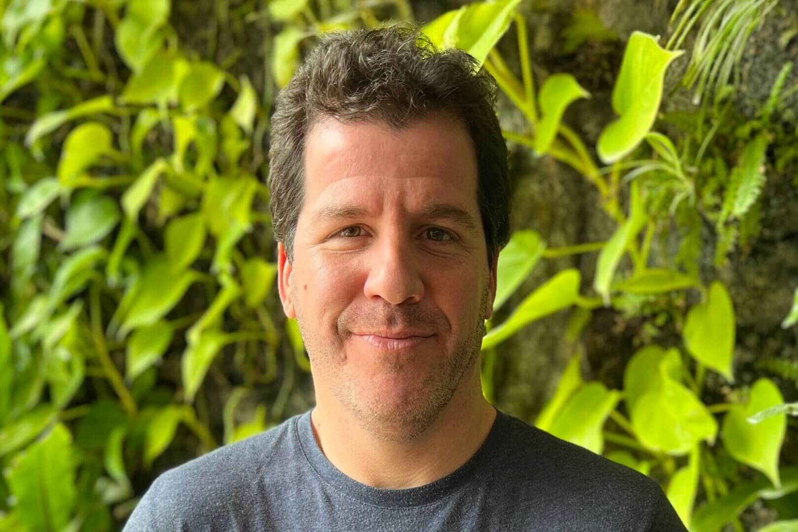 Retrato de Diego Bertezzolo, CEO de AvanCargo, frente a un fondo de plantas; imagen para una nota sobre software logistico y última milla.