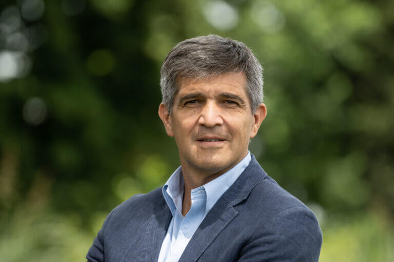 Gustavo Sabato, CIO de Aeropuertos Argentina, en una imagen de perfil corporativo para una nota sobre modernización tecnológica aeroportuaria.