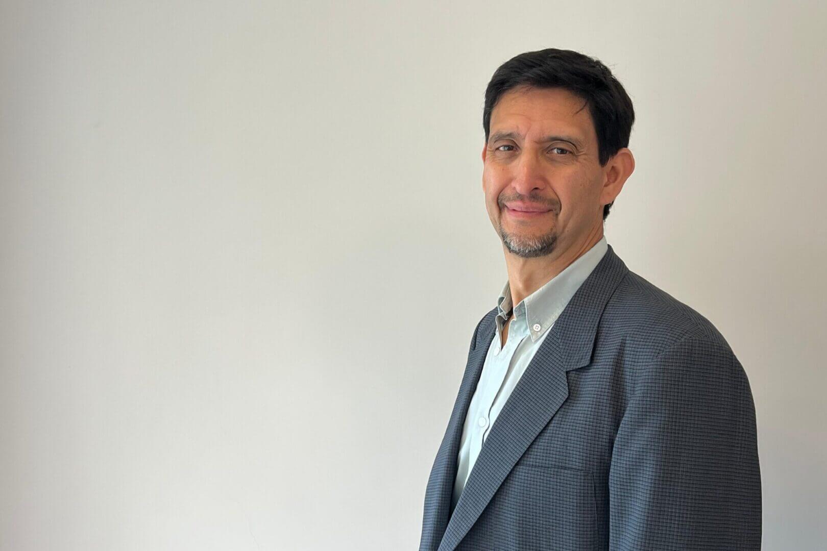 Retrato de Gustavo Macias, director e ingeniero de GIM, citado en una nota sobre mantenimiento predictivo en industria pesada.