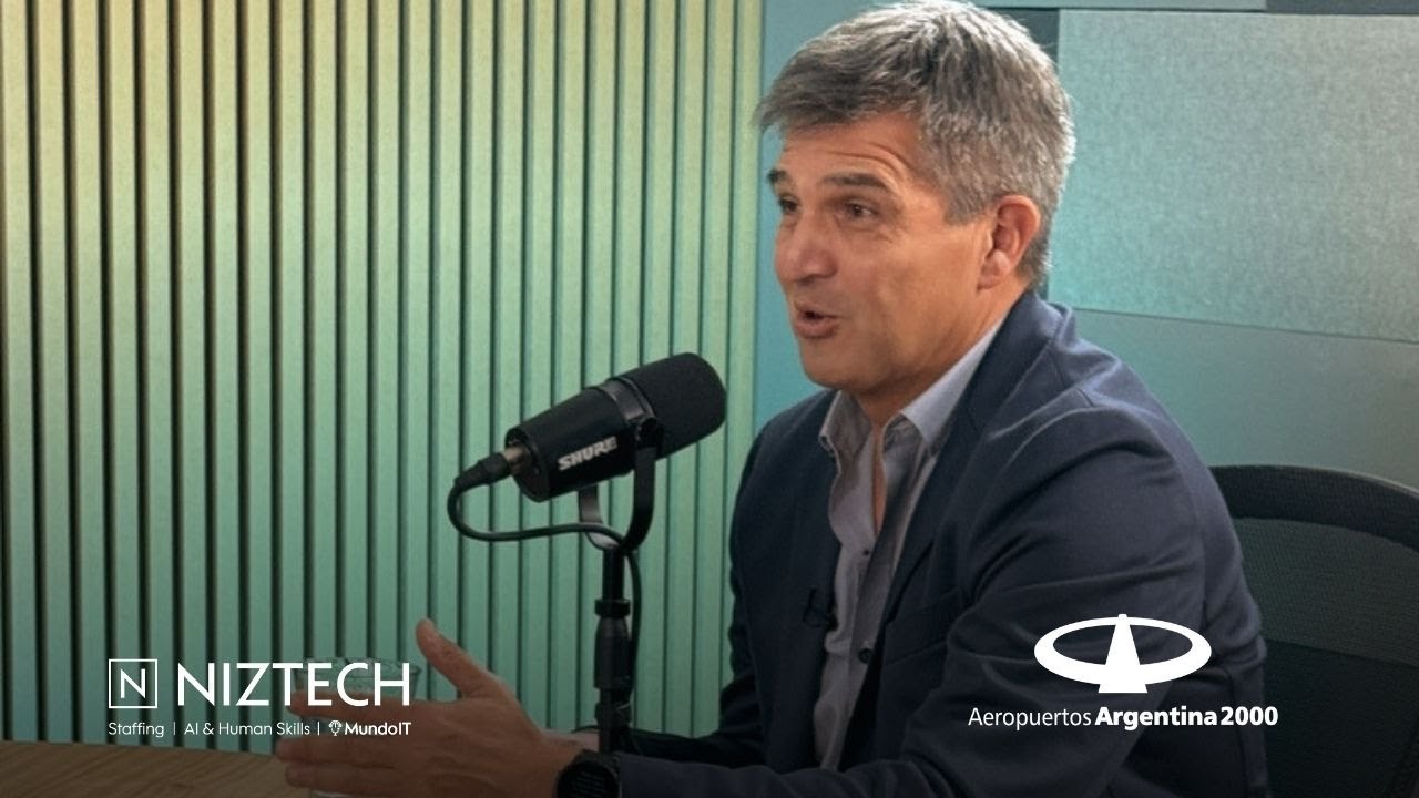 Gustavo Sabato durante una entrevista en estudio, hablando frente a un micrófono sobre la transformación digital y la migración a la nube en Aeropuertos Argentina.
