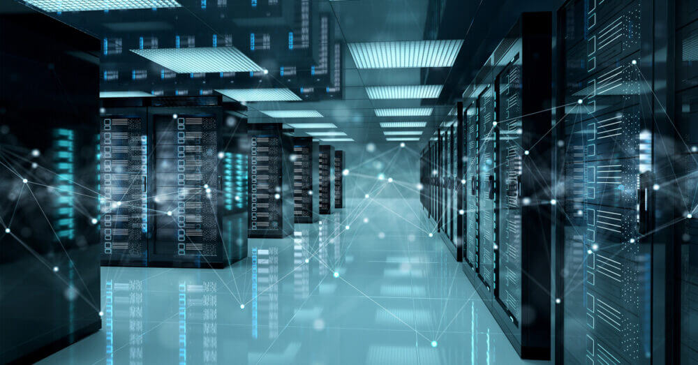 Sala de servidores con conexiones digitales superpuestas, representando un data center inteligente con IA y automatización.