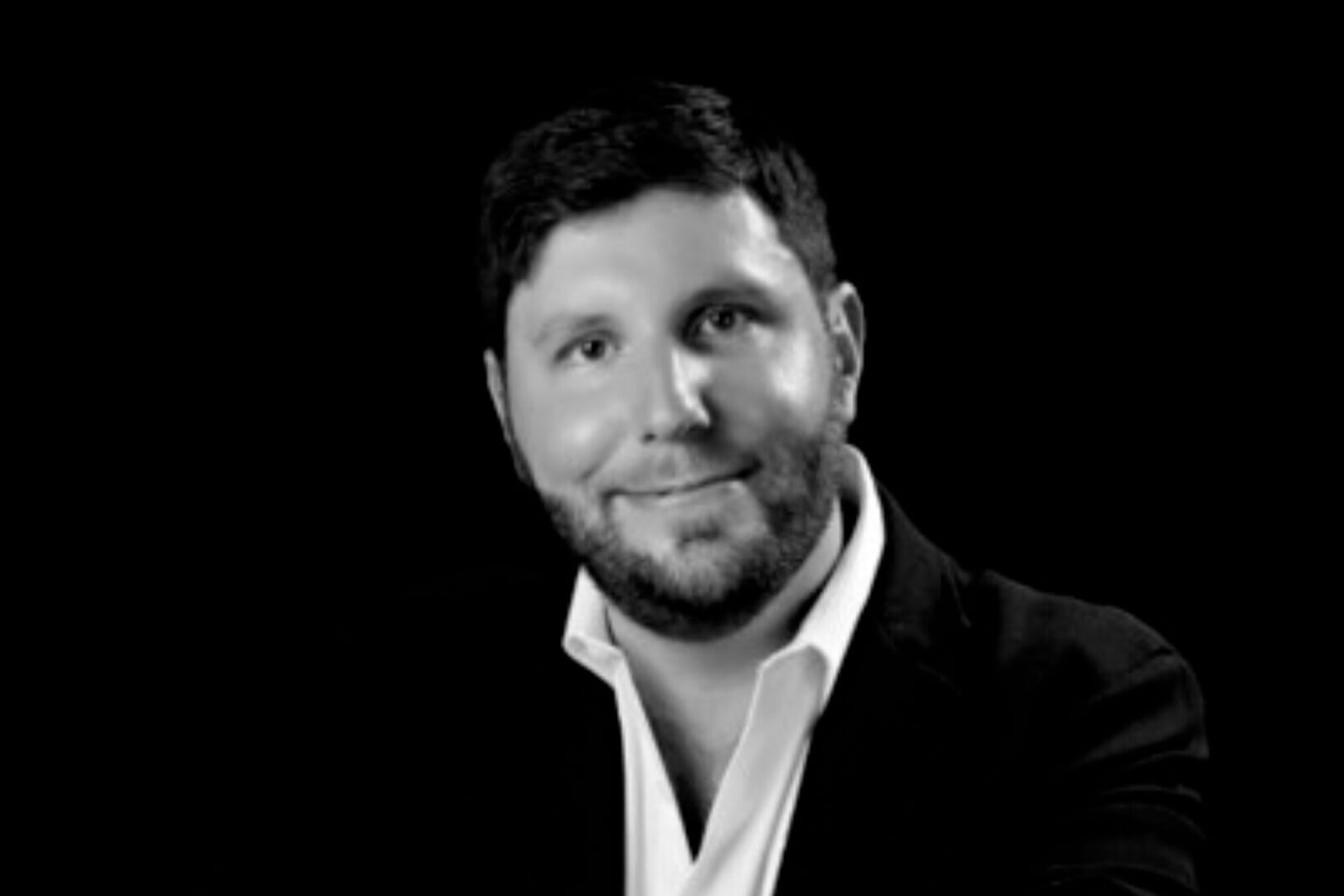 Retrato en blanco y negro de Sebastián Cesario, cofundador de Applog, con fondo oscuro; imagen para una nota sobre software logistico e integración operativa.