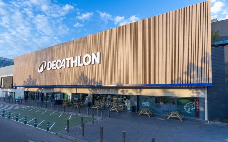 Fachada de una tienda Decathlon, retailer deportivo que automatizó almacenes europeos con robots Skypod para mejorar su logística.