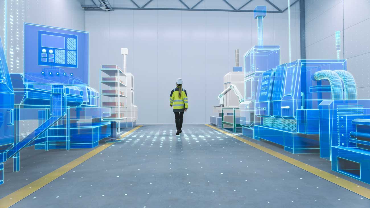 Trabajadora camina por una planta industrial con una representación digital de maquinaria, en una escena sobre gemelos digitales e Industria 4.0.