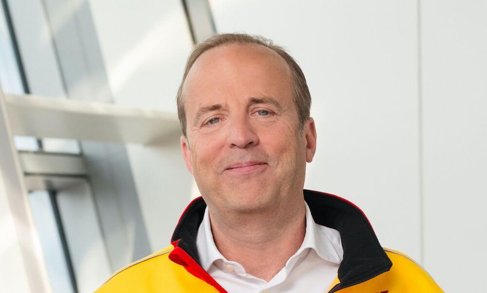 CEO de DHL Supply Chain en una imagen corporativa, asociado a la automatización logística y la expansión de robots móviles autónomos.