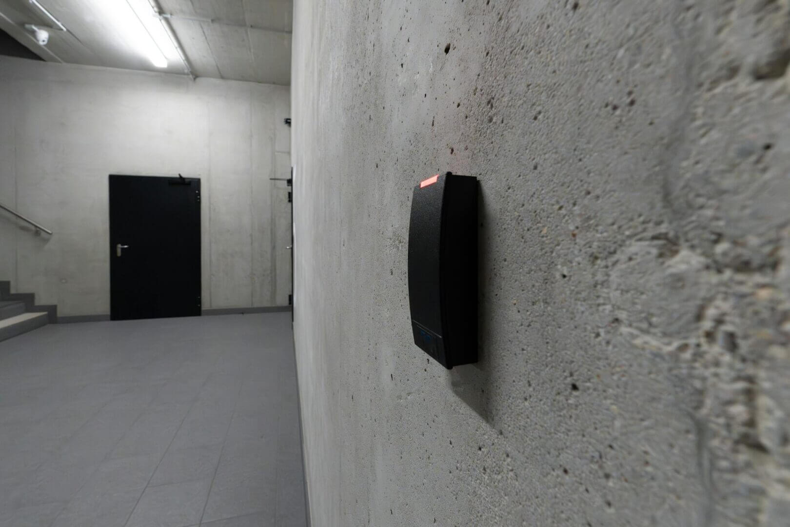 tecnología para gestionar accesos y asistencia en el trabajo híbrido