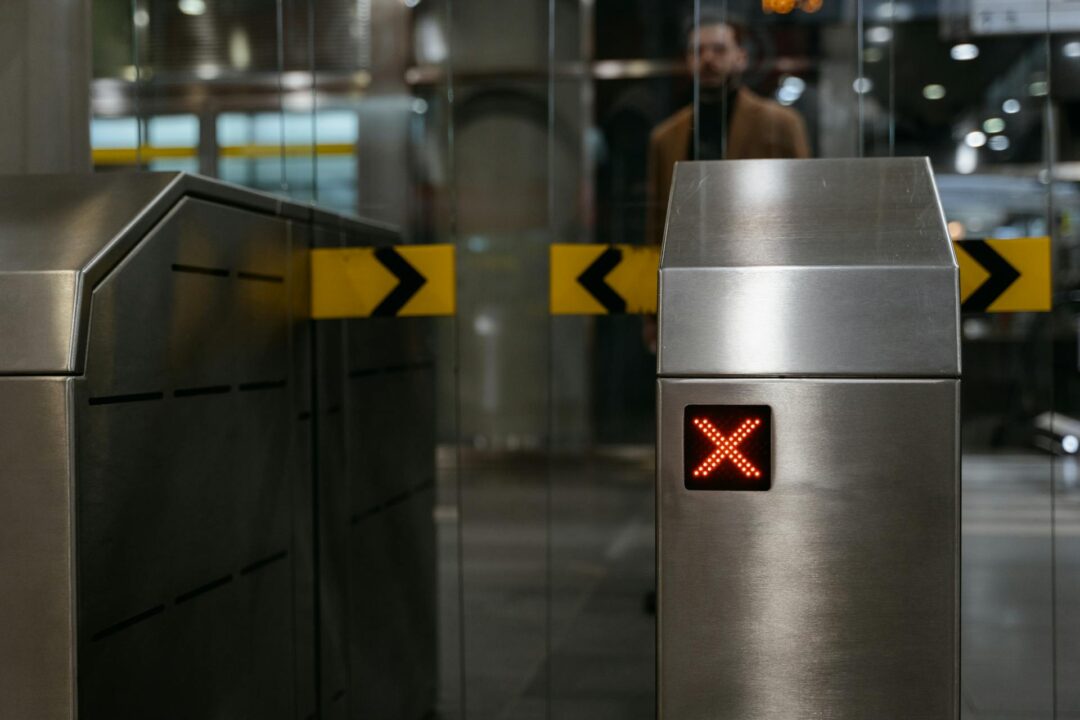 tecnología para gestionar accesos y asistencia en el trabajo híbrido