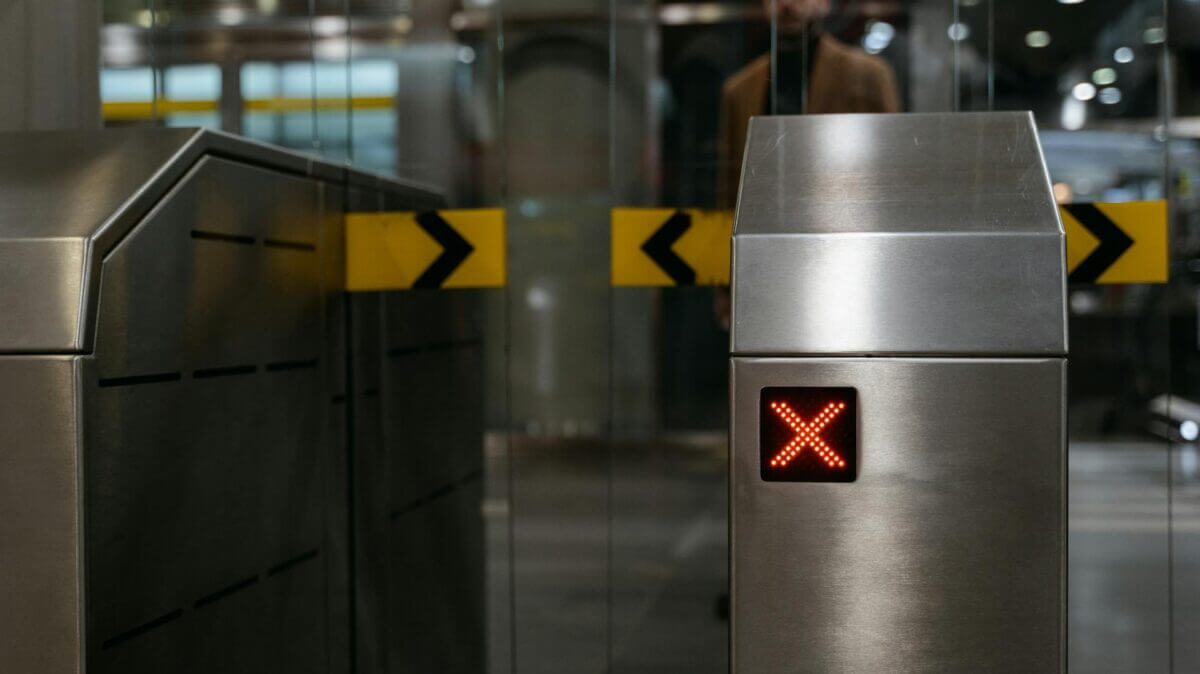 tecnología para gestionar accesos y asistencia en el trabajo híbrido