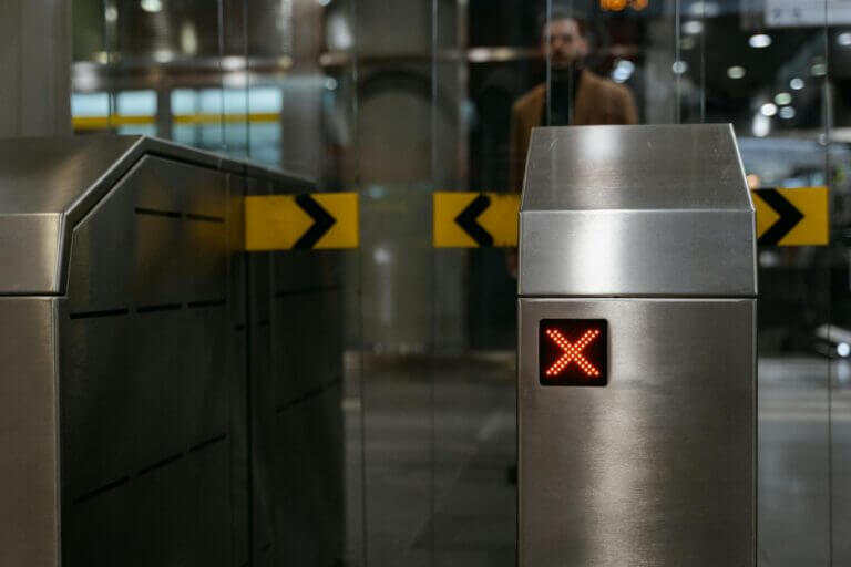 tecnología para gestionar accesos y asistencia en el trabajo híbrido