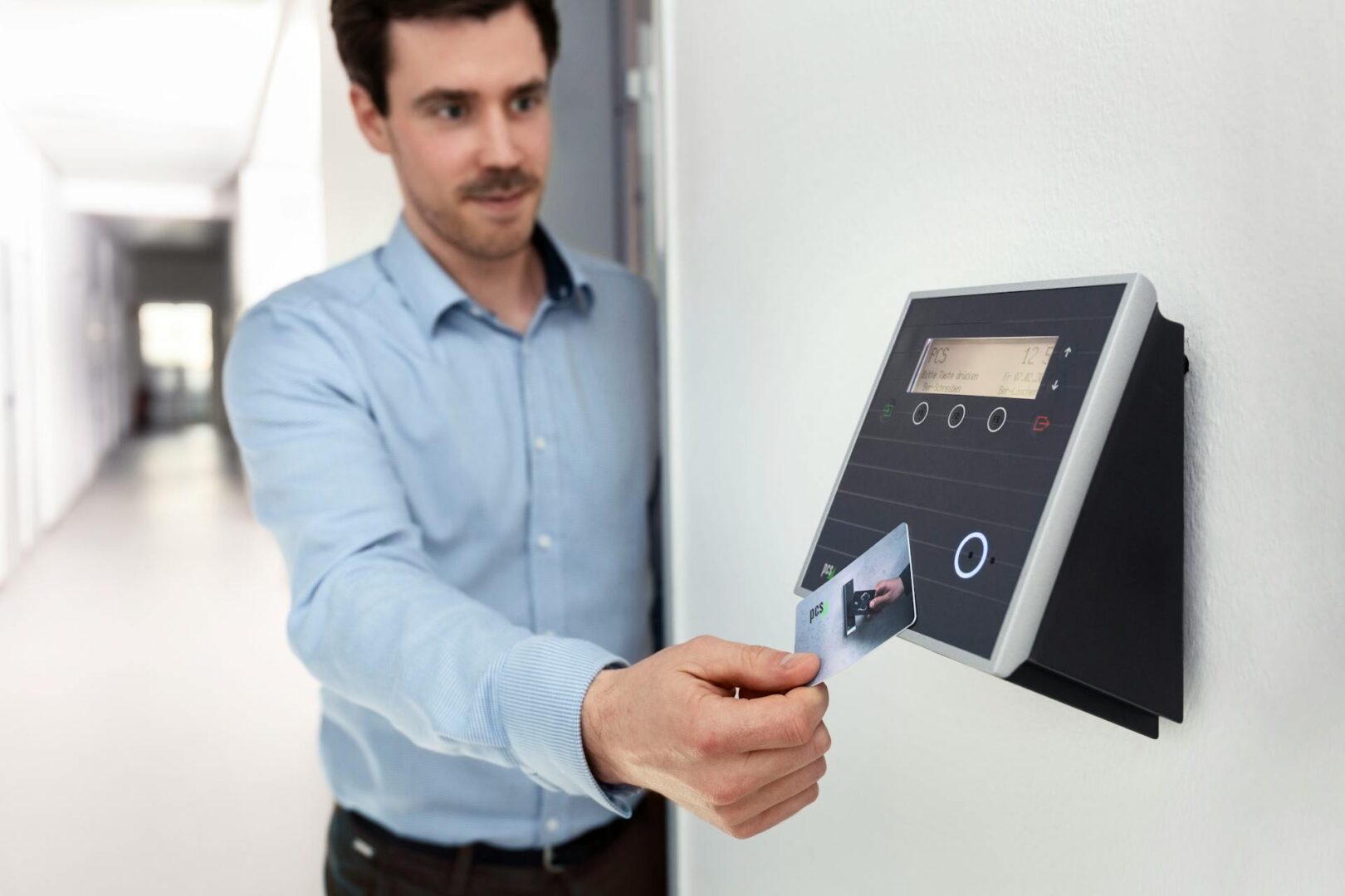 tecnología para gestionar accesos y asistencia en el trabajo híbrido