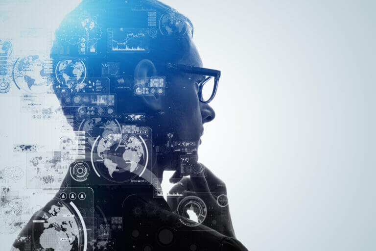 Ejecutivo de perfil con visualizaciones digitales de datos, una imagen que representa el rol de la capa semántica en la estrategia de datos empresarial.